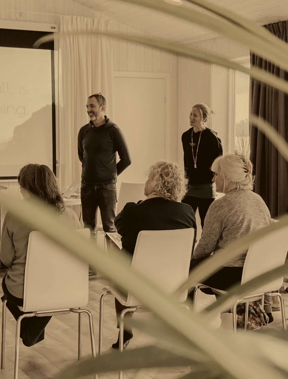 Magnus och Ida håller en workshop i en ljus lokal